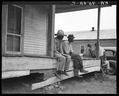 Storefront loafers. Mississippi Delta, 1936