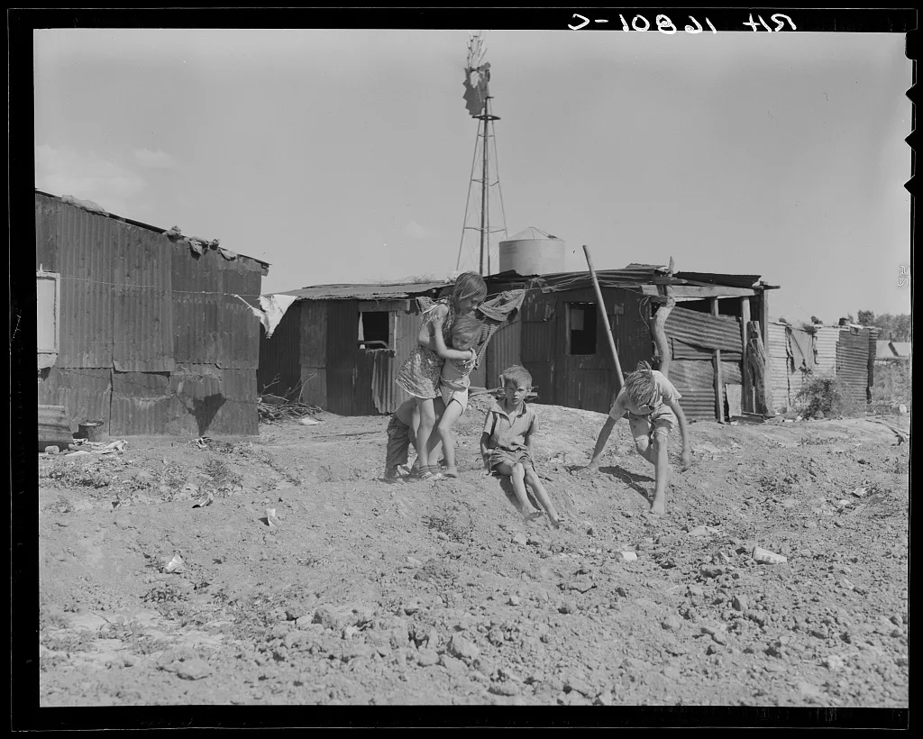 Housing for migratory cotton laborers near Casa Grande, Arizona, 1937