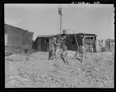 Housing for migratory cotton laborers near Casa Grande, Arizona, 1937