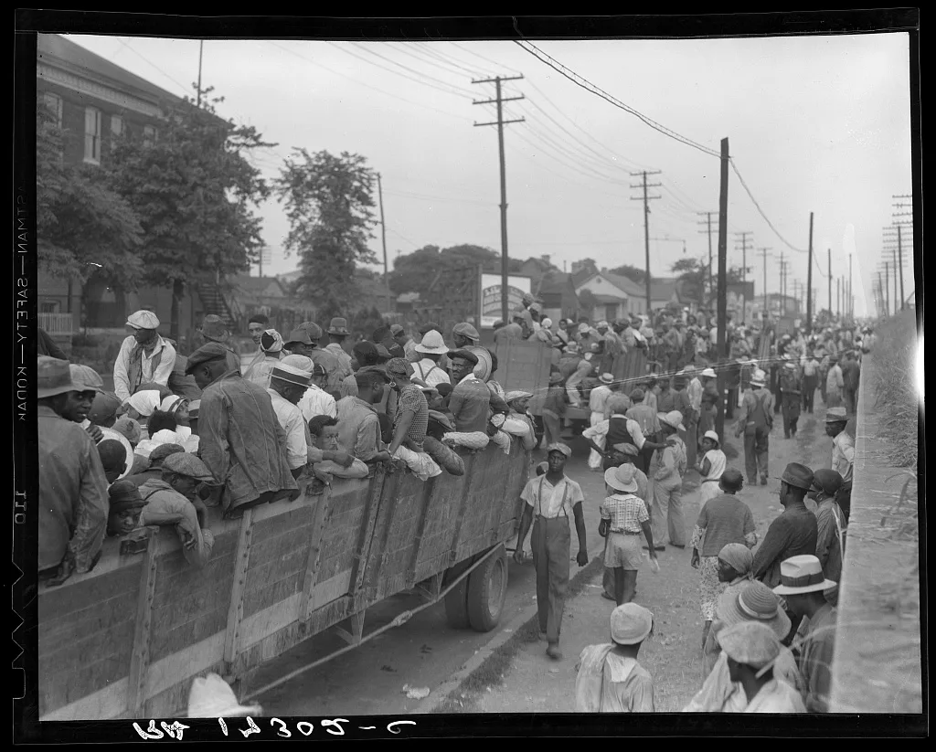 Cotton hoers loading at Memphis, Tennessee for the day's work in…, 1937