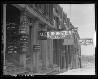 Looking down Union Avenue. Memphis, Tennessee, 1937