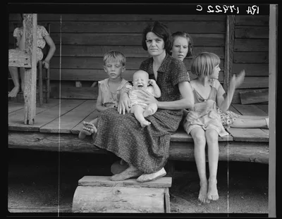 Cotton sharecropper family. Macon County, Georgia, 1937
