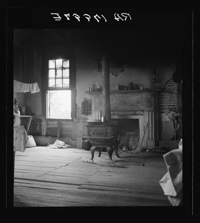 Interior of plantation house now vacant but for two rooms occupied by…, Georgia, 1937