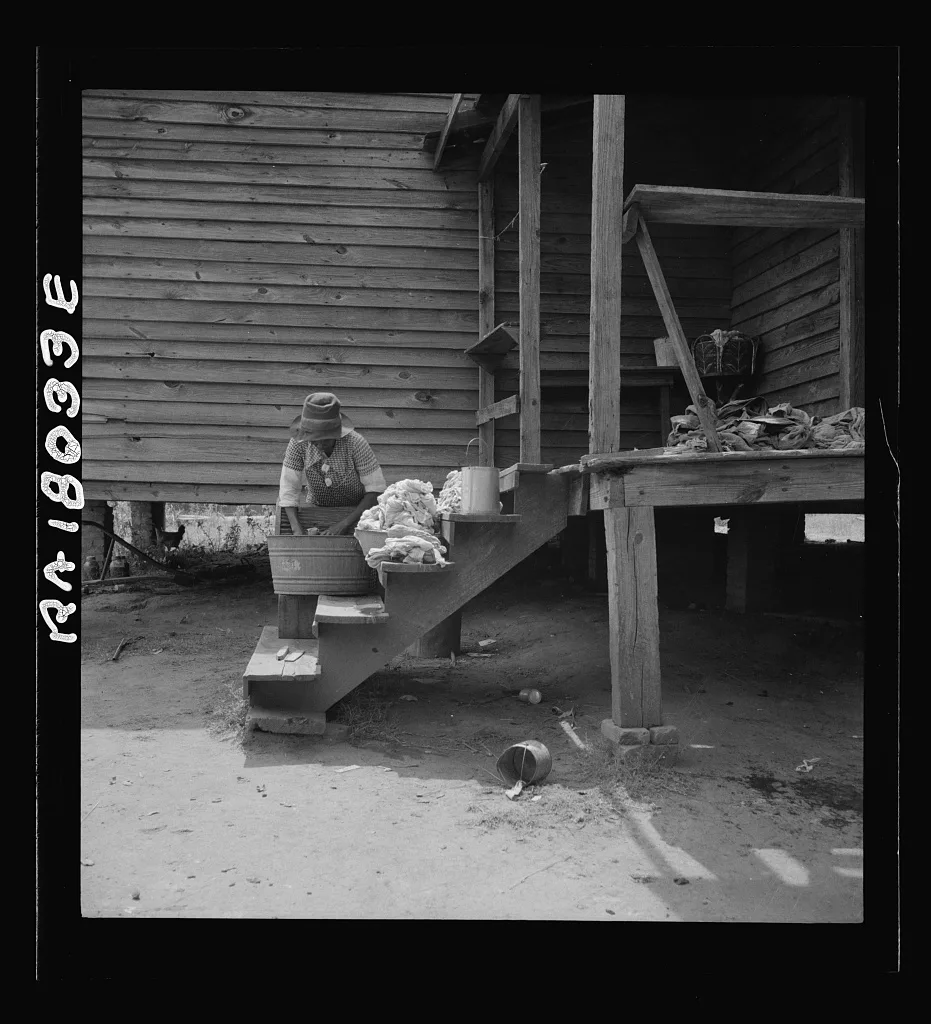 Washing facilities on a Greene County, Georgia, tenant farm, 1937