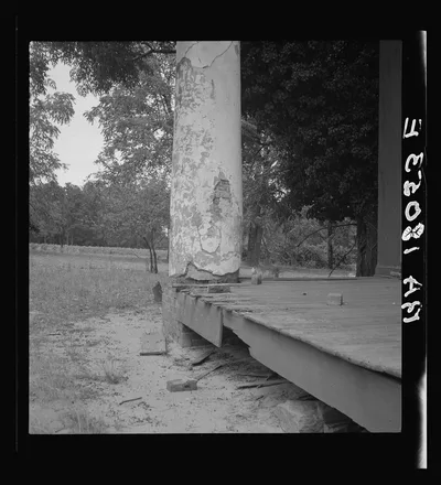 Decaying antebellum plantation. Greene County, Georgia, 1937