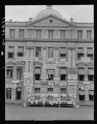 McLennan County Courthouse just before the primary. Waco, Texas, 1938