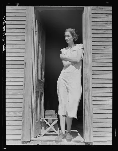 Migratory laborer's wife with three children (not in photo). Near…, Texas, 1938
