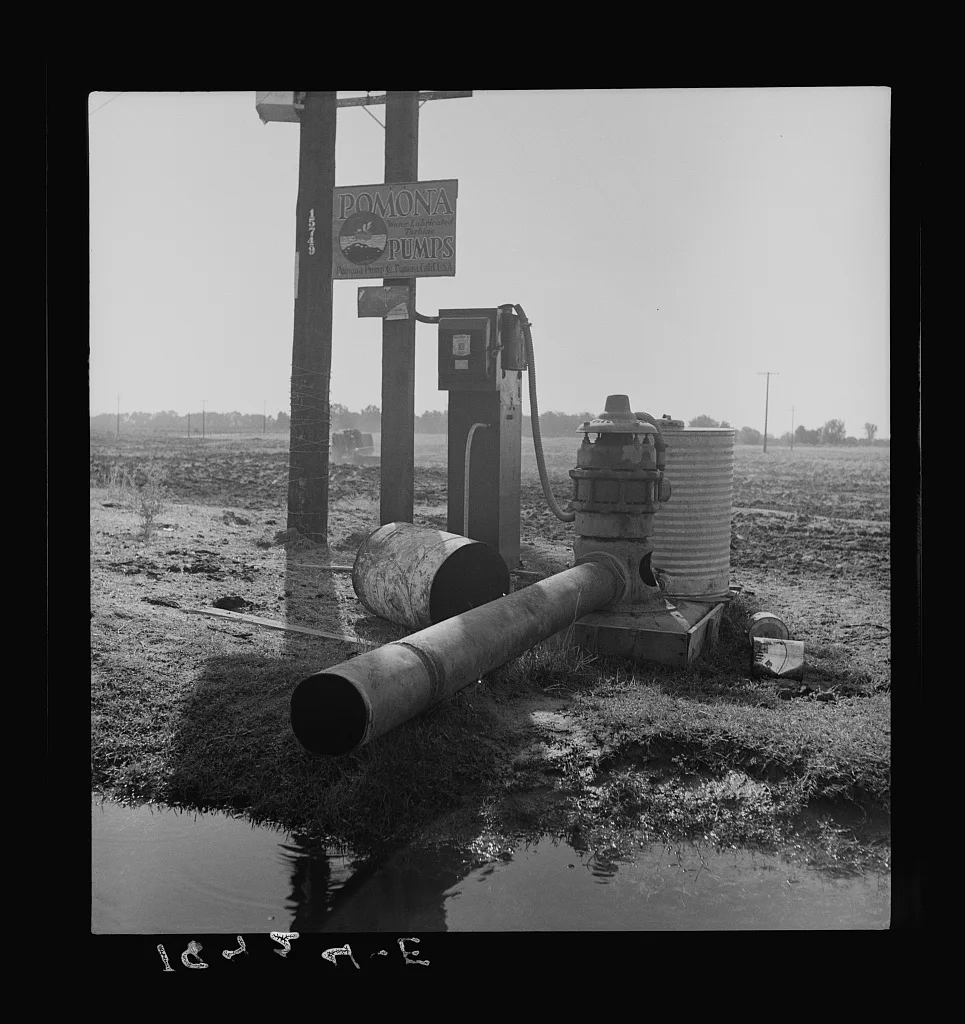 Irrigation pump on edge of field. Electric power typical of San…, California, 1938