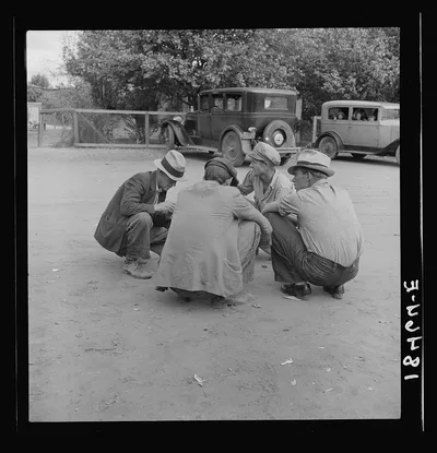 Striking cotton pickers talk it over. The strike is failing. Kern…, California, 1938