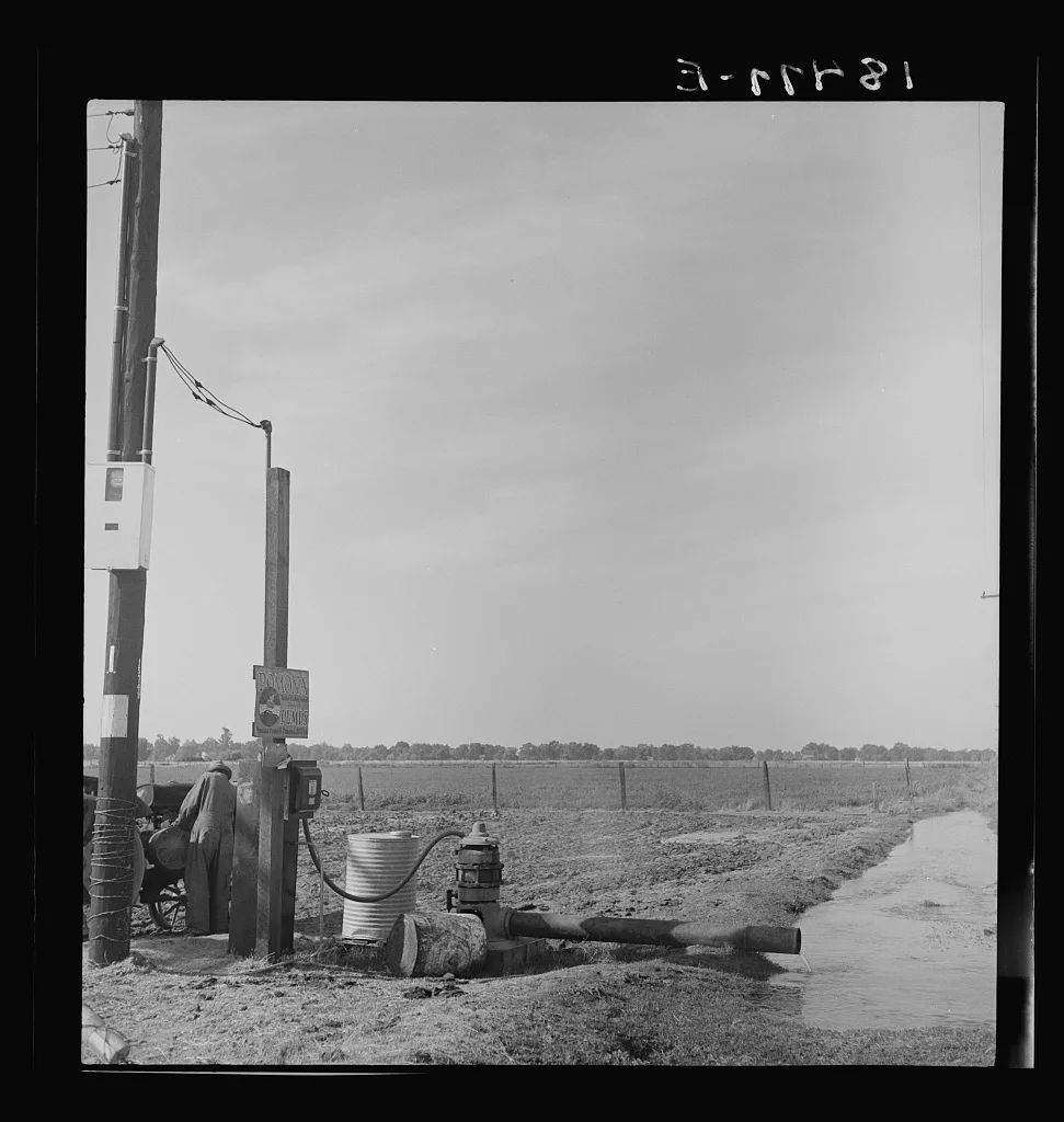 Irrigation pump on edge of field. Electric power typical of San…, California, 1938