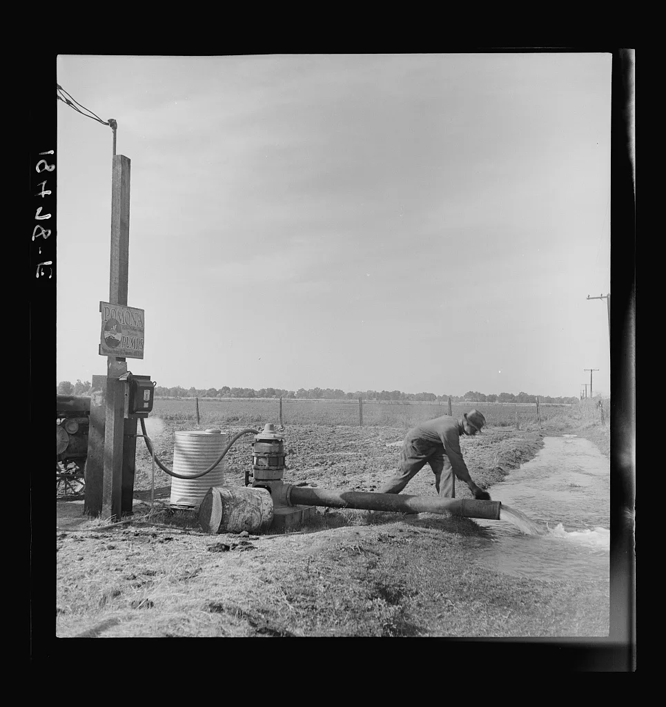 Irrigation pump on edge of field. Electric power typical of San…, California, 1938