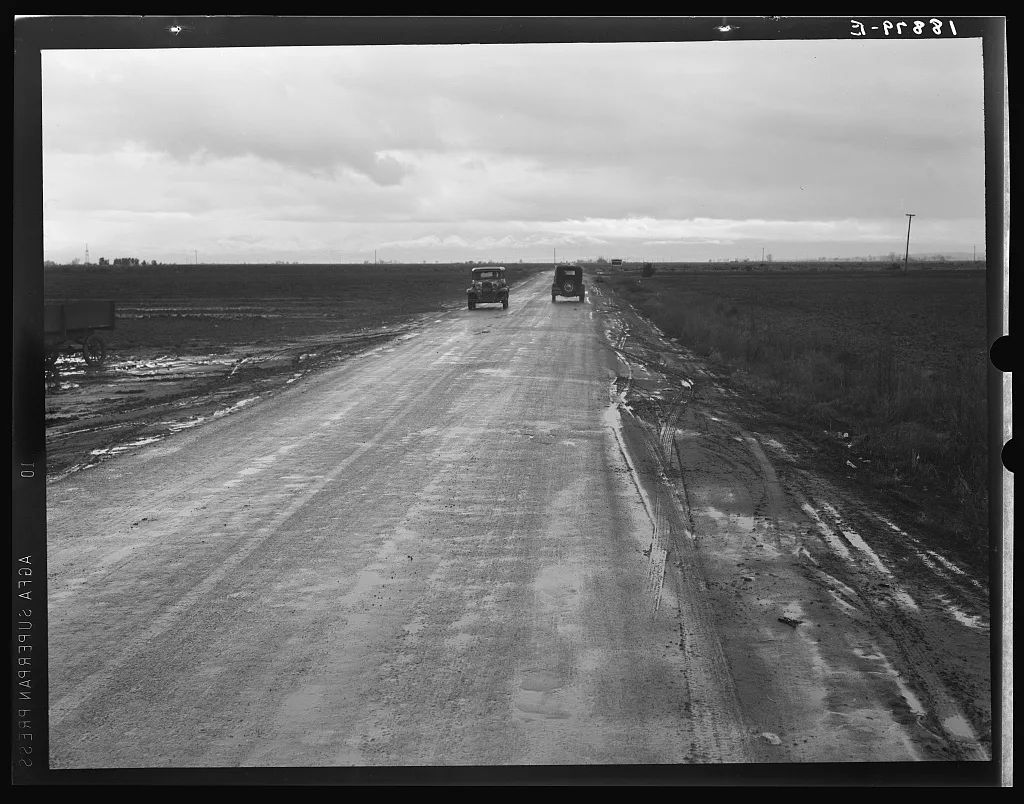 Kern County, California. County road between potato fields, 1939