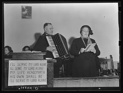 Adjutant and his wife sing. Salvation Army, San Francisco, California, 1939