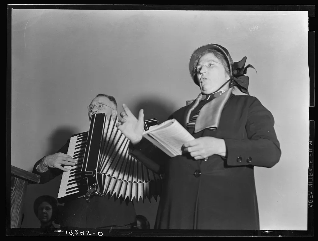 Adjutant and his wife sing. Salvation Army, San Francisco, California, 1939