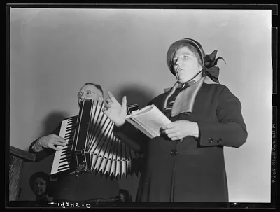 Adjutant and his wife sing. Salvation Army, San Francisco, California, 1939