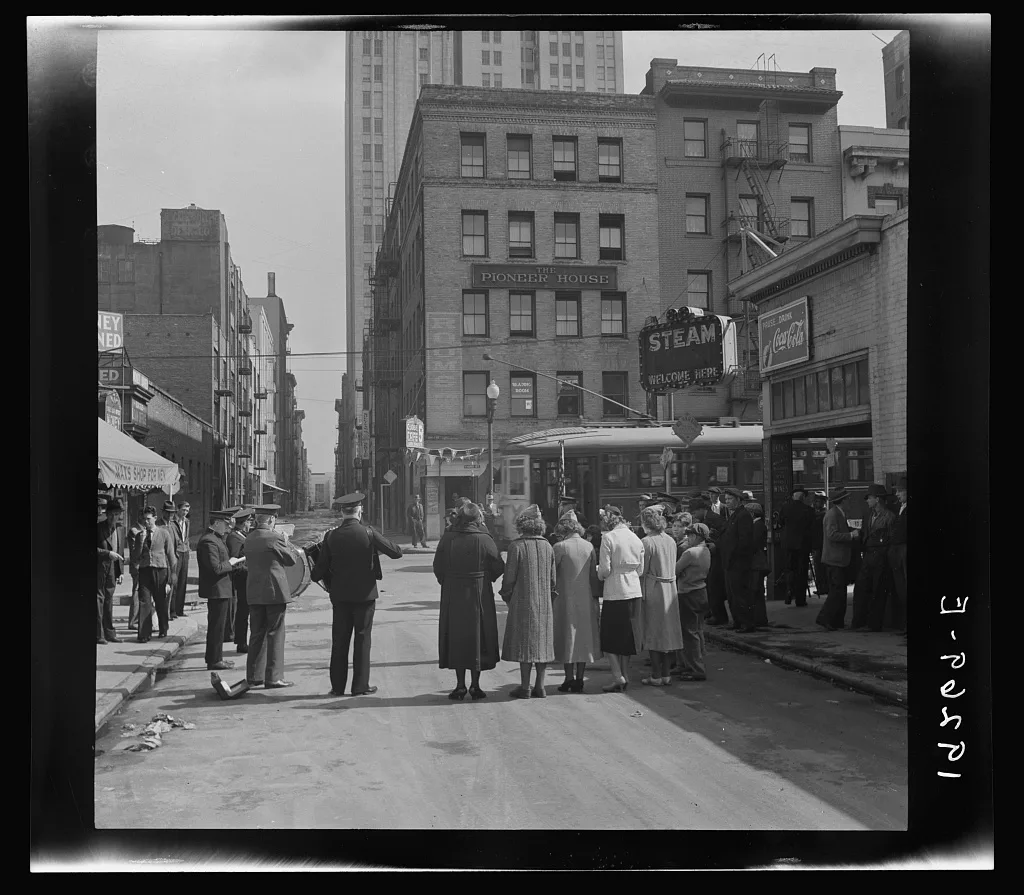 Salvation Army, San Francisco, California. At Minna Street the army…, 1939