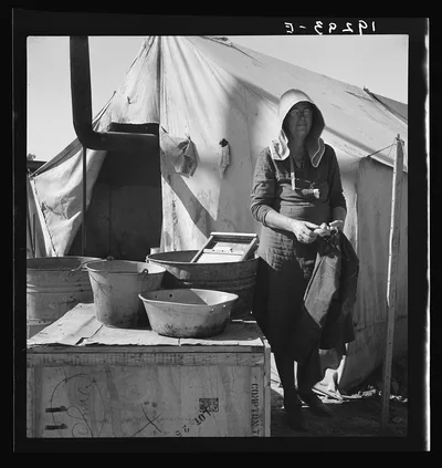 Texas woman in carrot pullers' camp. Imperial Valley, California.…, 1939