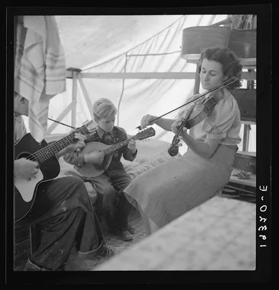 Migrant family from Arkansas playing hill-billy songs. Farm Security…, California, 1939