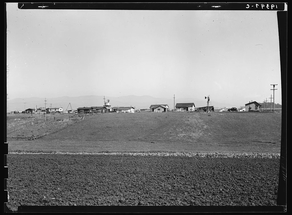 Outskirts of Salinas, California. Shacks occupied by lettuce shed…, 1939