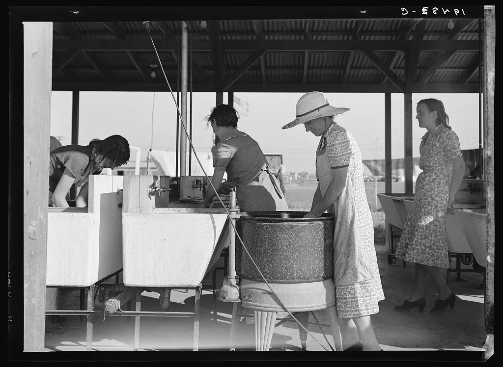 Laundry facilities in Farm Security Administration (FSA) migrant…, California, 1939