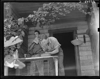 Oregon. Independence, Polk County. Hop farmer's sons, washing for…, 1939
