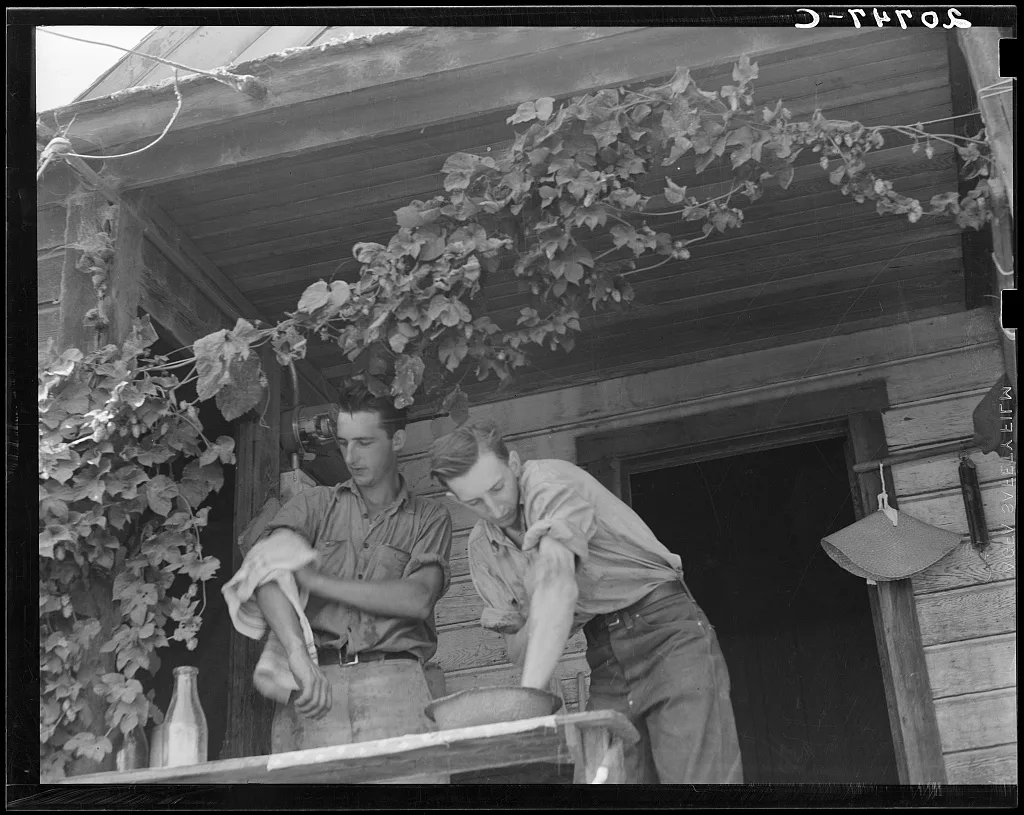Oregon. Independence, Polk County. Hop farmer's sons, washing for…, 1939