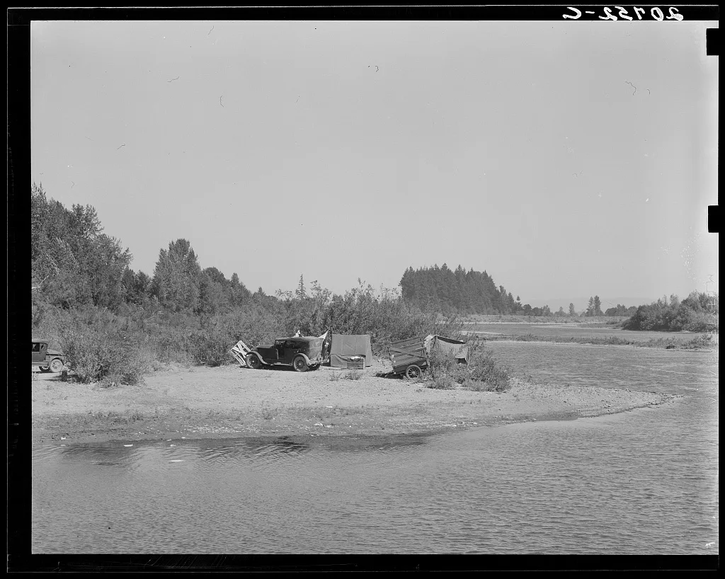 Camp of migrant hop pickers on bank of Williamette River. Polk…, Oregon, 1939
