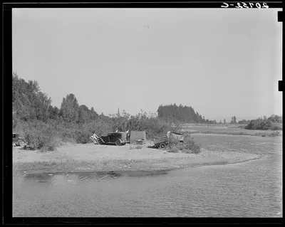 Camp of migrant hop pickers on bank of Williamette River. Polk…, Oregon, 1939